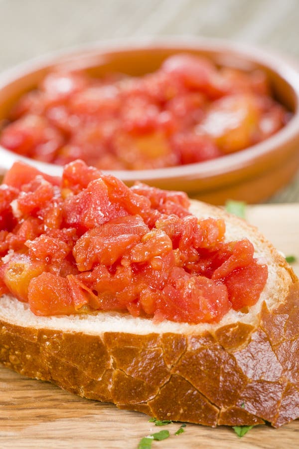 Spanisches Tomaten-Brot stockbild. Bild von tomaten, brot - 32722701