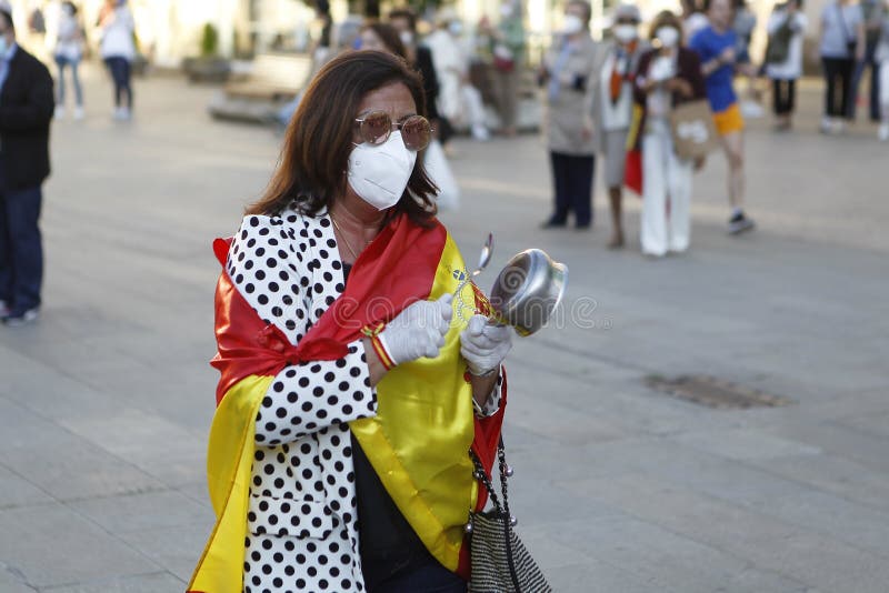 Spanish protester with face mask protesting touching a saucepan against the management of the government of Spain during the covid stock photography Spanish protester with face mask protesting touching a saucepan against the management of the government of Spain during the covid stock photography