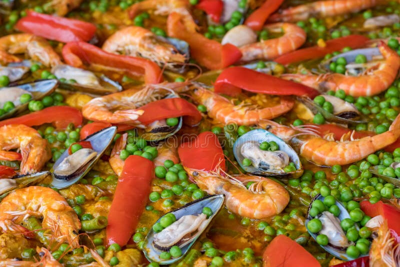 Big Wok Pan of Spanish Seafood Paella with Mussels, Shrimps and Vegetables  Stock Image - Image of fresh, green: 157899027