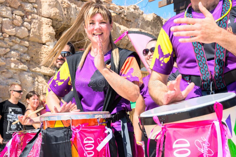 SPANJE-TORREVIEJA, OVERLEGrots TEGEN KANKER - JUNI, 2018: Van de de Trommelpercussie van het jongerenmeisje de Tamboerijnen Capoe royalty-vrije stock foto's SPANJE-TORREVIEJA, OVERLEGrots TEGEN KANKER - JUNI, 2018: Van de de Trommelpercussie van het jongerenmeisje de Tamboerijnen Capoe royalty-vrije stock foto's
