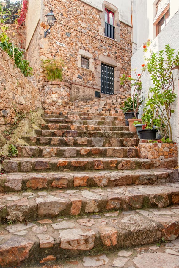 Spanje, Tossa de Mar, cobbled straat in middeleeuwse Oude Stad - Vila Vella stock fotografie Spanje, Tossa de Mar, cobbled straat in middeleeuwse Oude Stad - Vila Vella stock fotografie