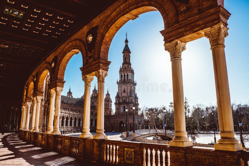 Spanjoren kvadrerar Plaza de Espana i Sevilla p? solnedg?ngen, Spanien royaltyfri foto Spanjoren kvadrerar Plaza de Espana i Sevilla p? solnedg?ngen, Spanien royaltyfri foto