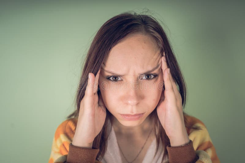 Spanning en hoofdpijn - tienermeisje die migrainepijn hebben Leuk kind die aan een hoofdpijn lijden Ongelukkige Kaukasische tiene stock afbeelding Spanning en hoofdpijn - tienermeisje die migrainepijn hebben Leuk kind die aan een hoofdpijn lijden Ongelukkige Kaukasische tiene stock afbeelding