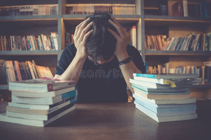 opslag Eindeloos Klap Spanning En Vermoeide Mens Onder Geestelijke Druk Terwijl Het Lezen Van Boek  Die Onderzoek in Bibliotheek Voorbereiden Stock Foto - Image of  bibliotheek, mannetje: 147379826