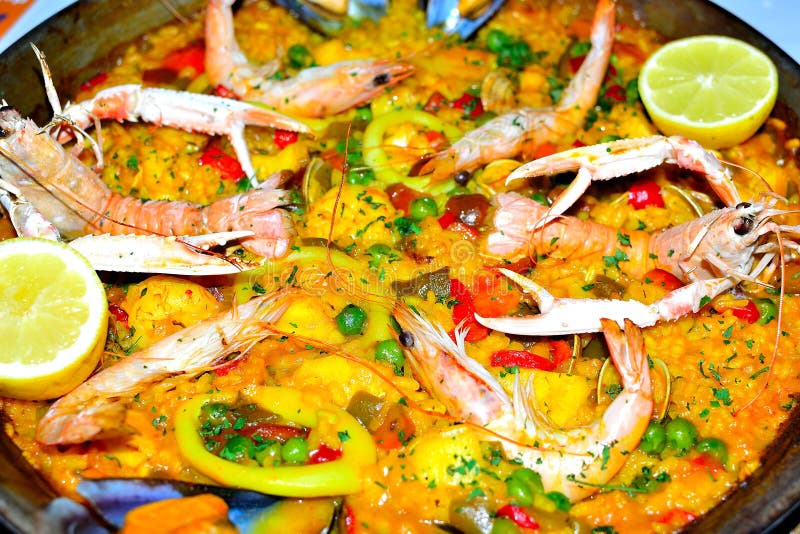 spansk havs- paella i ett pannaslut upp royaltyfri bild spansk havs- paella i ett pannaslut upp royaltyfri bild