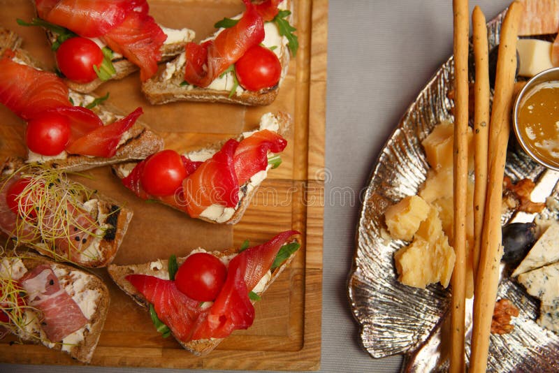 Spanska mattapas och ostplatta bruschetta arkivfoton Spanska mattapas och ostplatta bruschetta arkivfoton