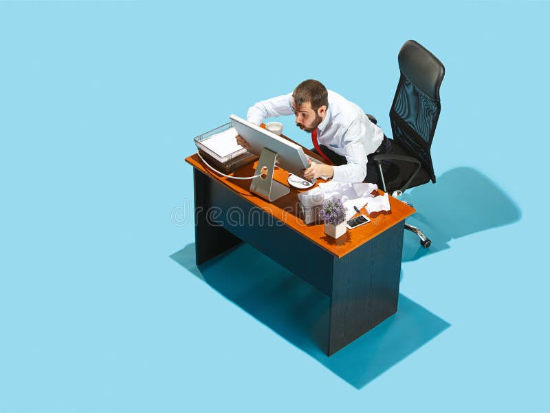 Sparato da sopra di un uomo alla moda di affari che lavora ad un computer portatile immagine stock libera da diritti Sparato da sopra di un uomo alla moda di affari che lavora ad un computer portatile immagine stock libera da diritti