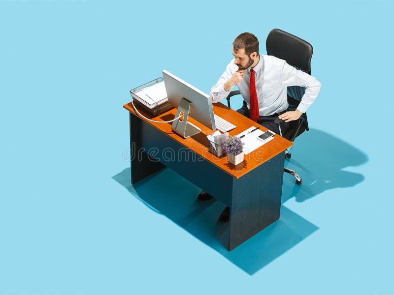Sparato da sopra di un uomo alla moda di affari che lavora ad un computer portatile fotografia stock Sparato da sopra di un uomo alla moda di affari che lavora ad un computer portatile fotografia stock