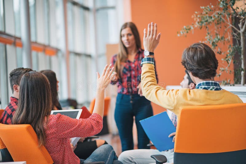 Sparato di un gruppo di giovani professionisti di affari che hanno una riunione fotografia stock Sparato di un gruppo di giovani professionisti di affari che hanno una riunione fotografia stock