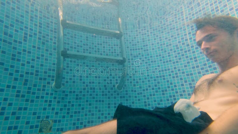 Sparatoria sottomarina di un uomo che si immerge in una piscina