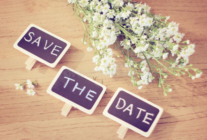 Sparen de datum op bord met bloem wordt geschreven die