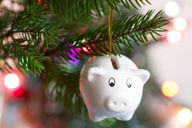 Sparen geld en Kerstmisconcept met spaarvarken en boom stock afbeelding Sparen geld en Kerstmisconcept met spaarvarken en boom stock afbeelding
