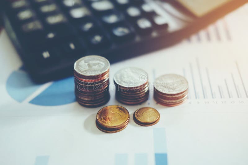 Sparen geld voor het concept van huiskosten stock afbeelding Sparen geld voor het concept van huiskosten stock afbeelding
