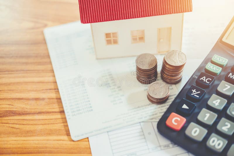 Sparen geld voor huis kost financieel concept royalty-vrije stock afbeeldingen Sparen geld voor huis kost financieel concept royalty-vrije stock afbeeldingen
