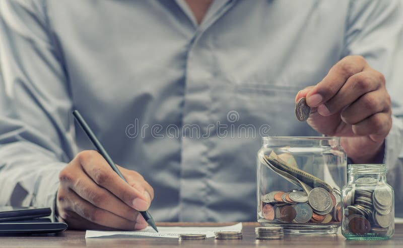 Sparen geld voor pensionering voor financiën bedrijfsconcept Sparen geld voor pensionering voor financiën bedrijfsconcept