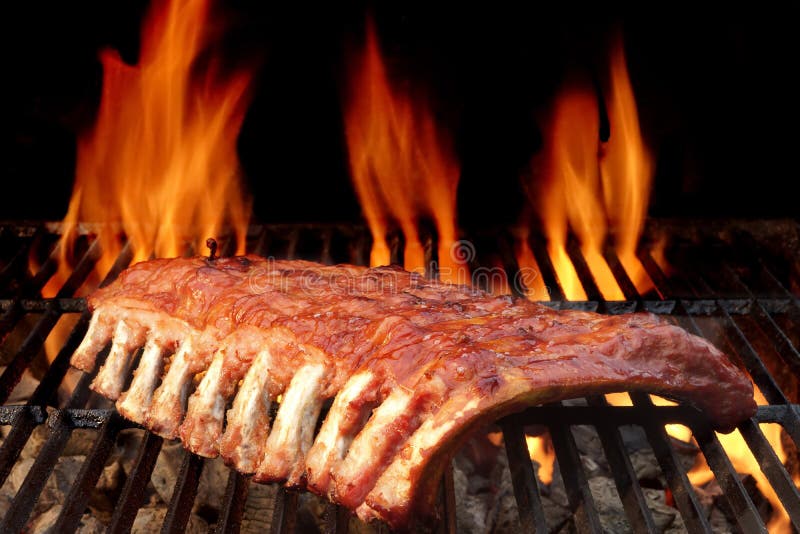 Spareribs задней части или свинины младенца на горячем пламенеющем гриле стоковые фотографии rf Spareribs задней части или свинины младенца на горячем пламенеющем гриле стоковые фотографии rf