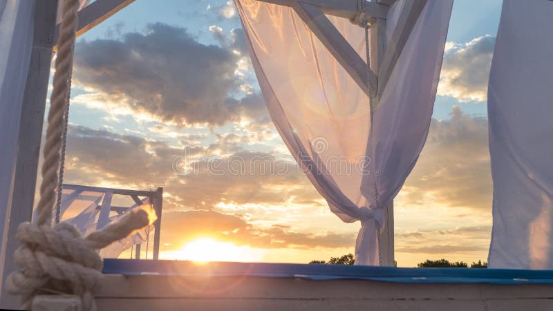 Sparge la tenda con le tende del tessuto sulla spiaggia nella sera fotografia stock libera da diritti Sparge la tenda con le tende del tessuto sulla spiaggia nella sera fotografia stock libera da diritti