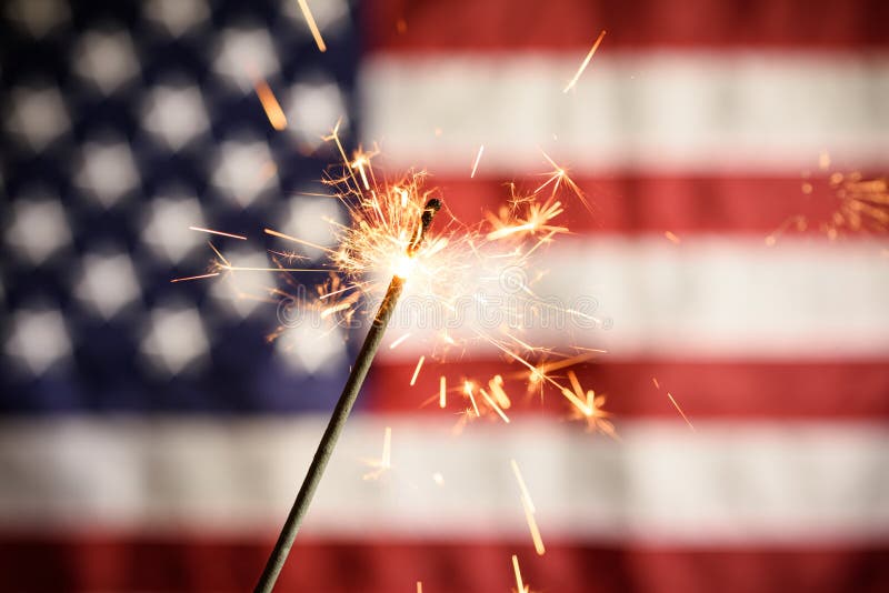 Sparkler zbliżenie Z flagą amerykańską W tle zdjęcia royalty free Sparkler zbliżenie Z flagą amerykańską W tle zdjęcia royalty free