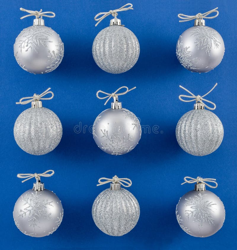 Sparkly Zilveren Ornamenten op Trillende Blauwe Achtergrond royalty-vrije stock afbeelding Sparkly Zilveren Ornamenten op Trillende Blauwe Achtergrond royalty-vrije stock afbeelding