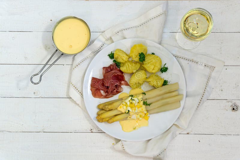 Sparriers besegrar med potatisar, skinka, sås och vitt vin från abo arkivbild Sparriers besegrar med potatisar, skinka, sås och vitt vin från abo arkivbild