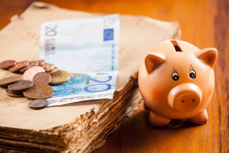 Sparschwein durch die altes Buch- und Eurobanknote und Stapel von Münzen lizenzfreies stockfoto Sparschwein durch die altes Buch- und Eurobanknote und Stapel von Münzen lizenzfreies stockfoto