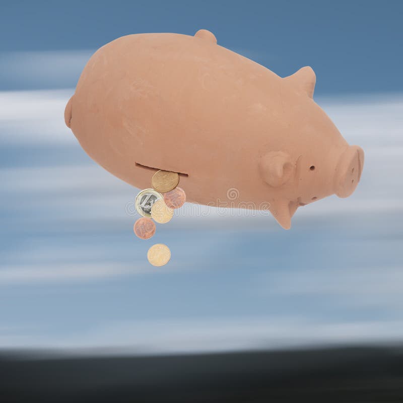 Sparschwein, Geldkasten umgedreht, wenige Euromünzen, die herausfallen Finanzkrise usw. EU Bankwesen, Budgetkonzept lizenzfreie stockbilder Sparschwein, Geldkasten umgedreht, wenige Euromünzen, die herausfallen Finanzkrise usw. EU Bankwesen, Budgetkonzept lizenzfreie stockbilder