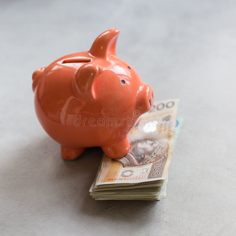 Sparschwein mit polnischem Geld auf konkreter Tabelle lizenzfreies stockbild Sparschwein mit polnischem Geld auf konkreter Tabelle lizenzfreies stockbild