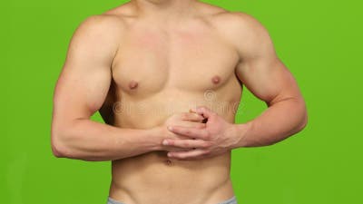 Spasme dans des muscles abdominaux d'homme sportif écran vert, plan  rapproché