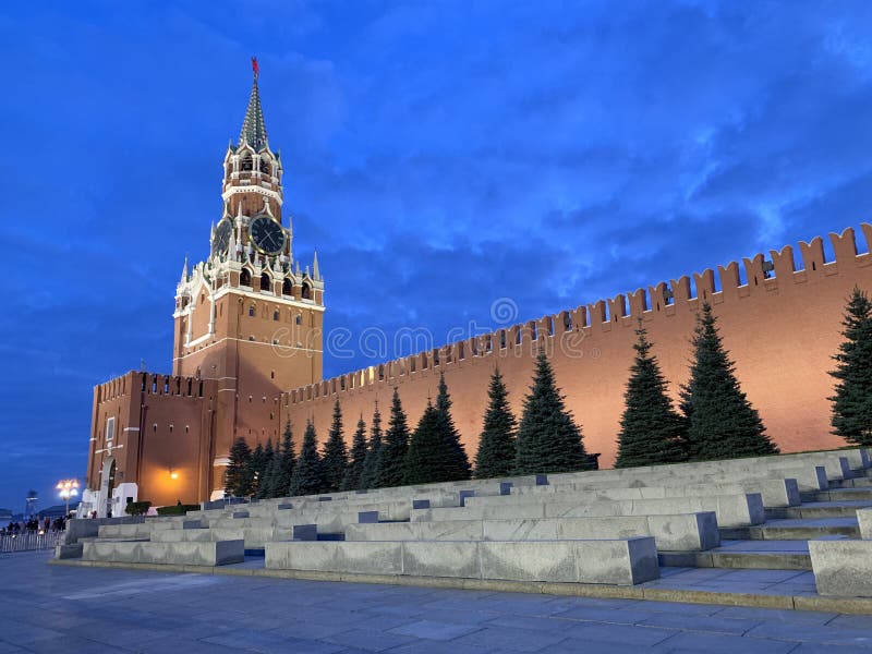 Spasskaya-toren van het Kremlin en de muur van het Kremlin in de herfstavond Rusland, Moskou royalty-vrije stock foto's Spasskaya-toren van het Kremlin en de muur van het Kremlin in de herfstavond Rusland, Moskou royalty-vrije stock foto's