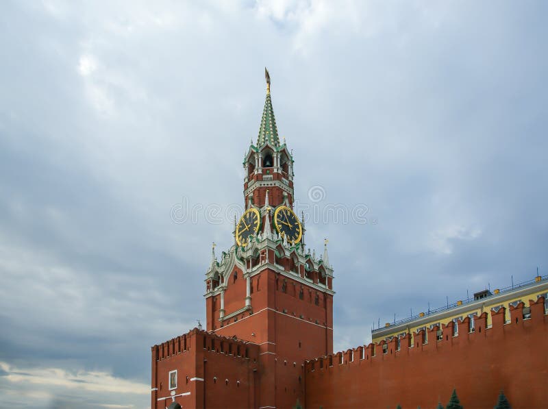 Красный кремль слушать. Проход через Спасскую башню. Проход под Спасской башней. Башня сквозной проход. Журавлев Москва Кремль работа.