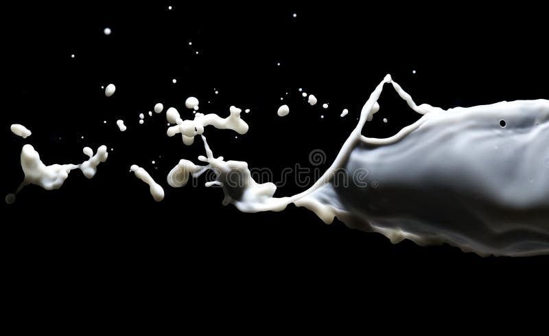 Spatten van witte melk geïsoleerd op een zwarte achtergrond stock foto's