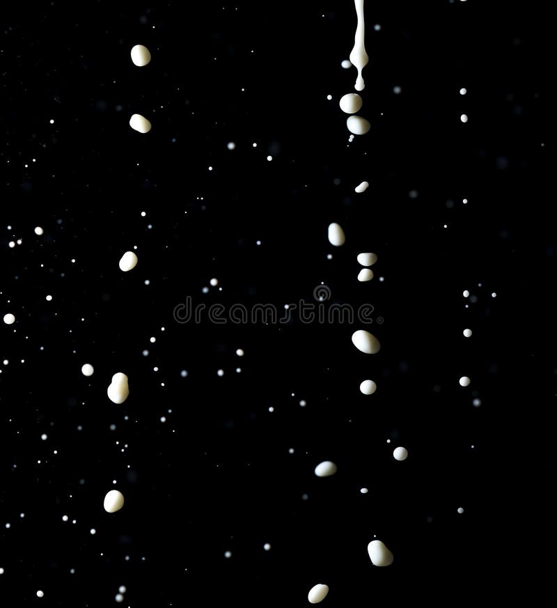 Spatten van witte melk geïsoleerd op een zwarte achtergrond royalty-vrije stock afbeelding