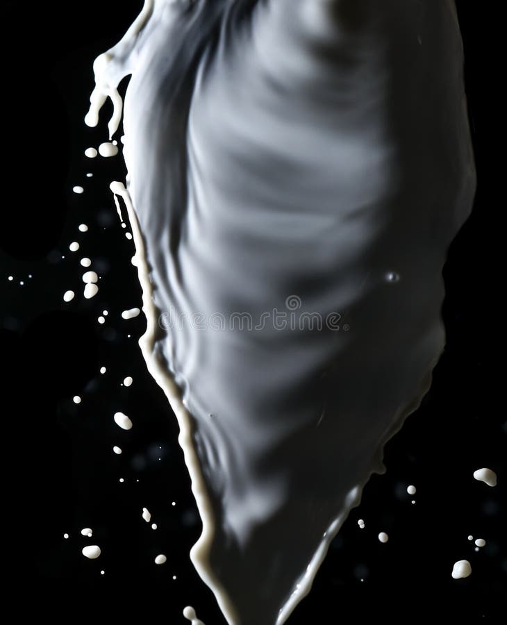Spatten van witte melk op een zwarte achtergrond royalty-vrije stock afbeeldingen