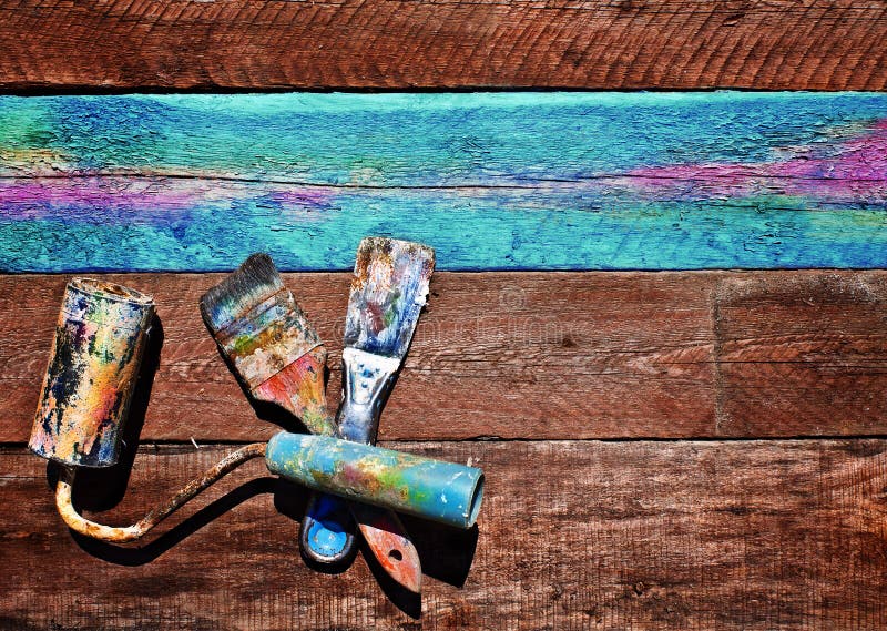 Spatula, κύλινδρος και βούρτσα σε ένα ξύλινο υπόβαθρο Παλαιά ζωγραφική τ στοκ φωτογραφία Spatula, κύλινδρος και βούρτσα σε ένα ξύλινο υπόβαθρο Παλαιά ζωγραφική τ στοκ φωτογραφία