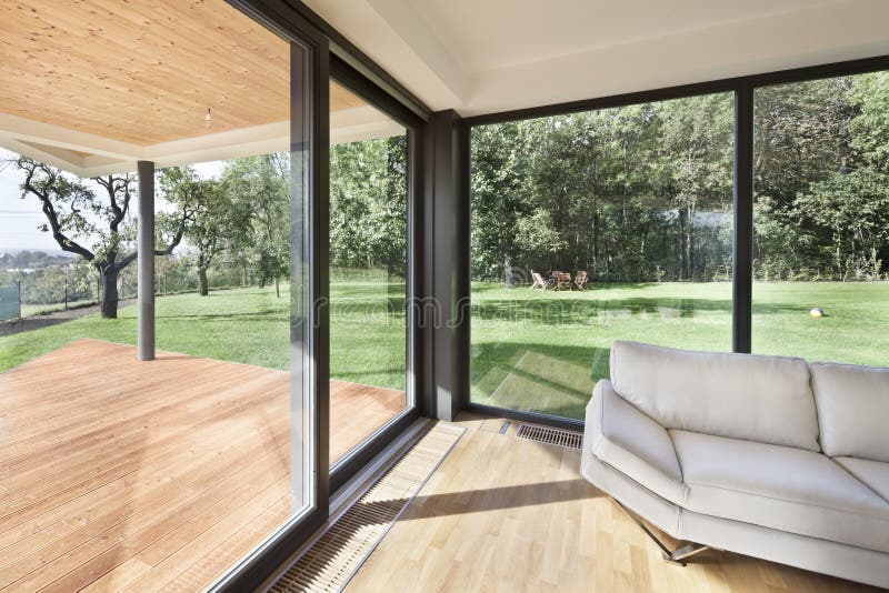 Spazio aperto al nuovo interno della casa della famiglia fotografie stock libere da diritti Spazio aperto al nuovo interno della casa della famiglia fotografie stock libere da diritti