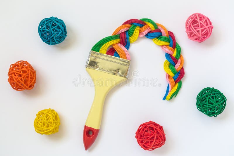 Spazzola con il filo multicolore nella forma della treccia e nel concetto minimalistic di arte delle palle del rattan immagine stock libera da diritti Spazzola con il filo multicolore nella forma della treccia e nel concetto minimalistic di arte delle palle del rattan immagine stock libera da diritti