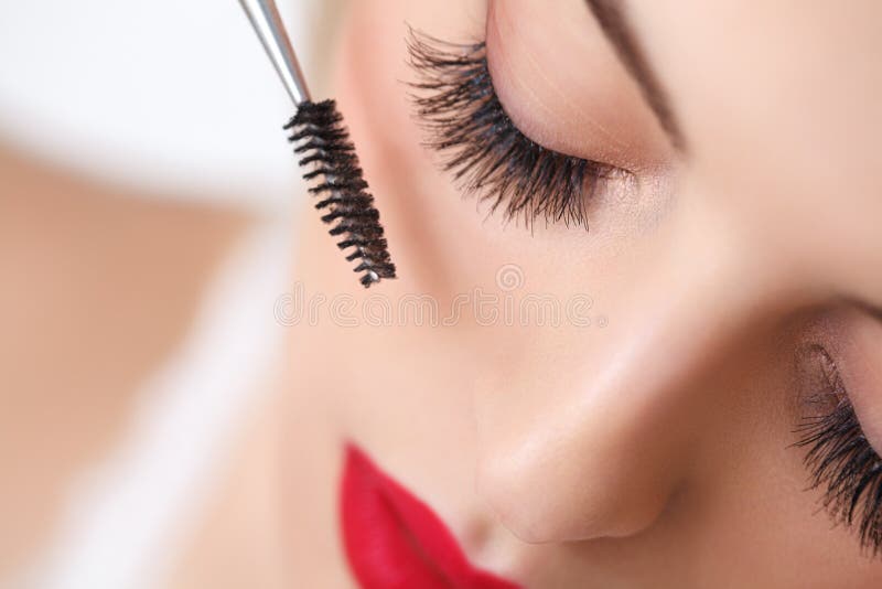 Spazzola della mascara. Occhio della donna con i cigli lunghi. immagine stock Spazzola della mascara. Occhio della donna con i cigli lunghi. immagine stock