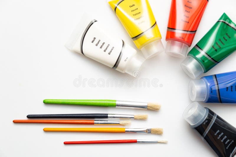 Spazzole con i tubi di colore acrilici fotografia stock Spazzole con i tubi di colore acrilici fotografia stock