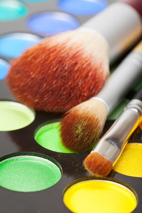 Spazzole di trucco ed insieme degli ombretti variopinti fotografie stock Spazzole di trucco ed insieme degli ombretti variopinti fotografie stock