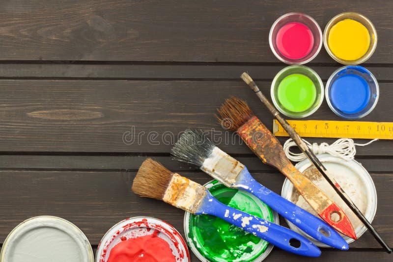 fotografia stock spazzole e pittura su una tavola di legno strumenti del pittore pittore dell officina verniciatura di bisogni vendite che image