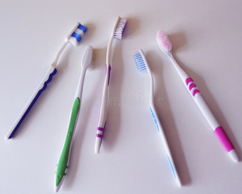 Spazzolini da denti utilizzati su fondo bianco fotografia stock Spazzolini da denti utilizzati su fondo bianco fotografia stock