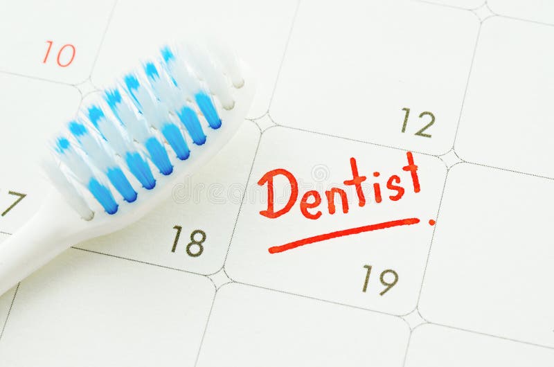 Spazzolino da denti blu sul ricordo di appuntamento del dentista su un calendario