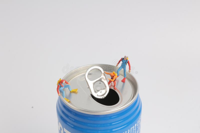 Spaß des kleinen Tauchers auf dem Verkaufsgetränk kann stockfotos Spaß des kleinen Tauchers auf dem Verkaufsgetränk kann stockfotos