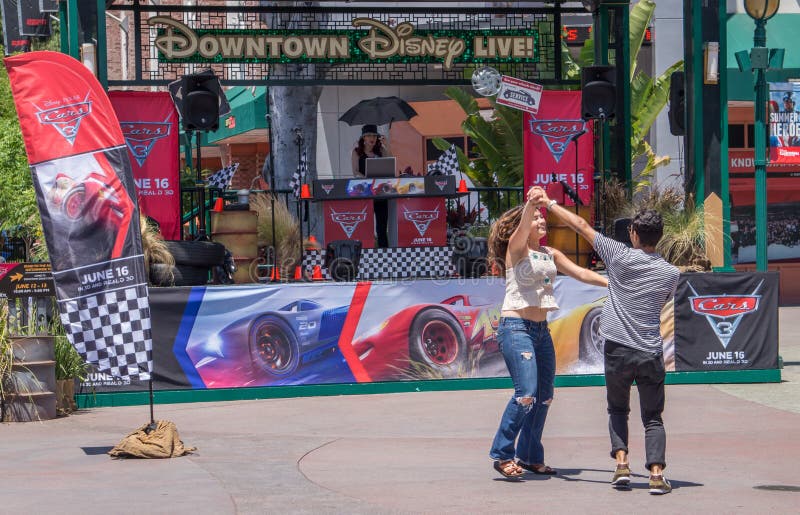 Spaß am Disneyland-Park in Anaheim Leute, die auf die Straße tanzen lizenzfreie stockfotos Spaß am Disneyland-Park in Anaheim Leute, die auf die Straße tanzen lizenzfreie stockfotos
