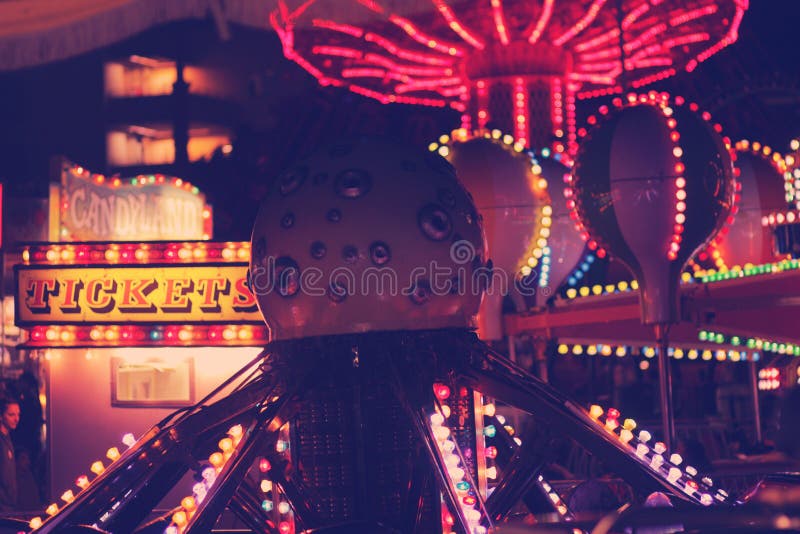 Spaß-Karneval nachts lizenzfreies stockbild Spaß-Karneval nachts lizenzfreies stockbild