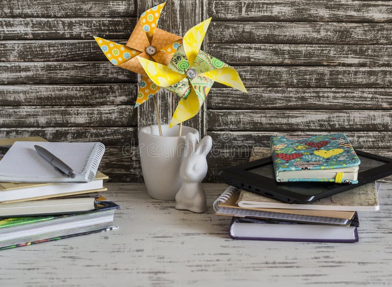 Spațiu de lucru acasă pentru copii cu notebook-uri notebook-uri tabletă și roți de hârtie cretate manual stock photography
