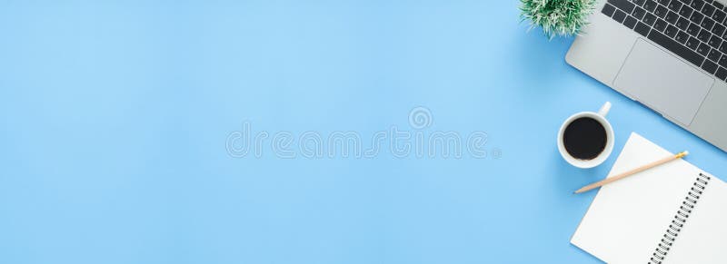 Spațiu de lucru minim și spațiu de lucru plat creativ fotografie de birou spațiu de lucru. birou de vizualizare de sus cu notebook royalty free stock photo