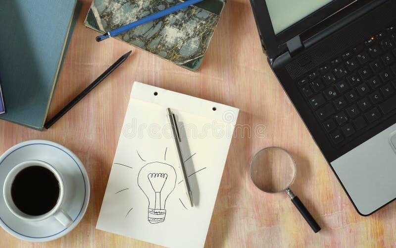Spațiu de lucru pentru birouri de acasă, cu materiale de birou pentru cărți de calculator și echipamente de învățare a cafelei stock image
