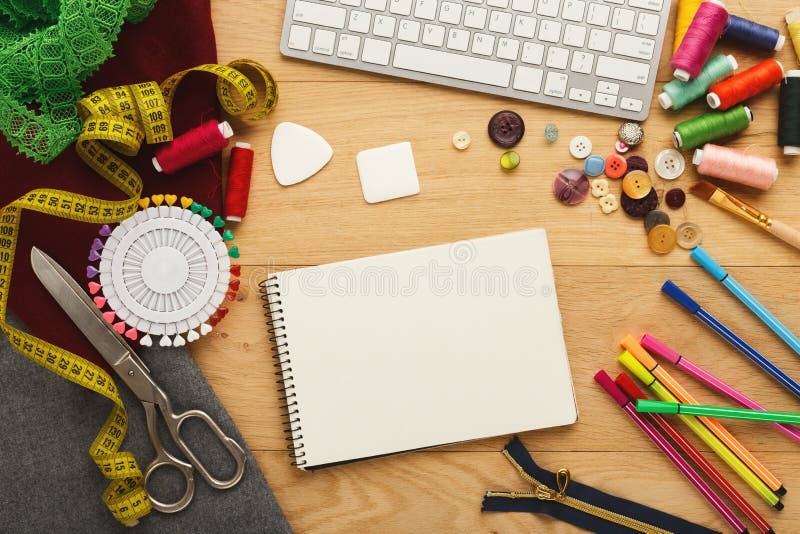 Spațiu de lucru pentru vizualizarea de top a proiectantului de modă royalty free stock image
