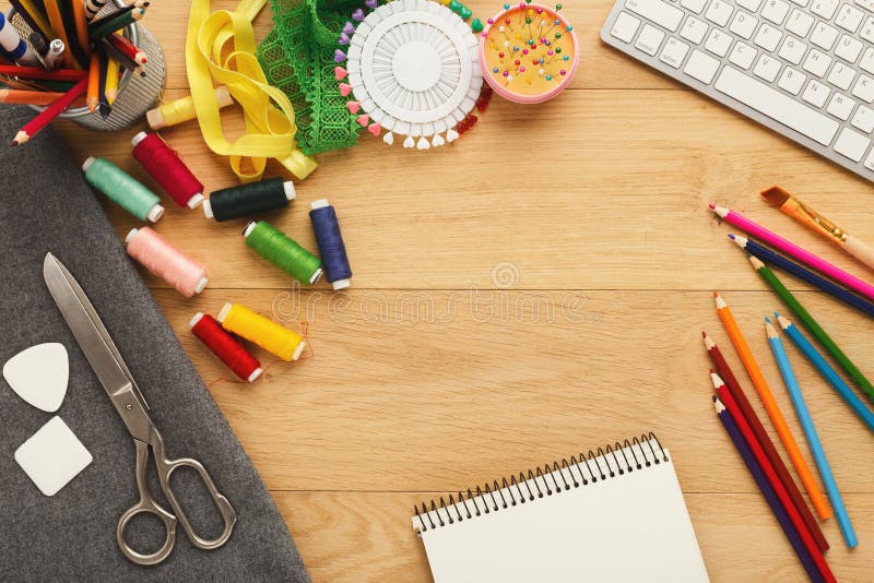 Spațiu de lucru pentru vizualizarea de top a proiectantului de modă royalty free stock images